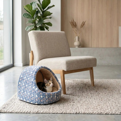 chat bien installé dans sa niche pour chat