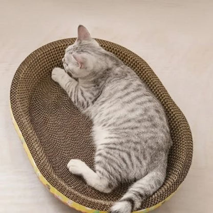 Griffoir panier en carton avec chat allongé